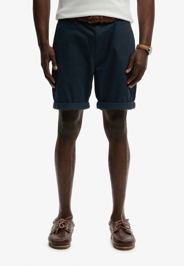 Superdry Chinoshorts »PREMIUM REGULAR CHINO SHORT« aus Baumwollmischung mit Elasthan, Relaxed Fit, unifarben, knielang