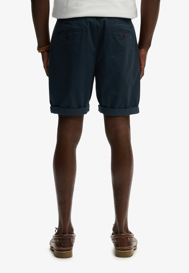 Superdry Chinoshorts »PREMIUM REGULAR CHINO SHORT« aus Baumwollmischung mit Elasthan, Relaxed Fit, unifarben, knielang