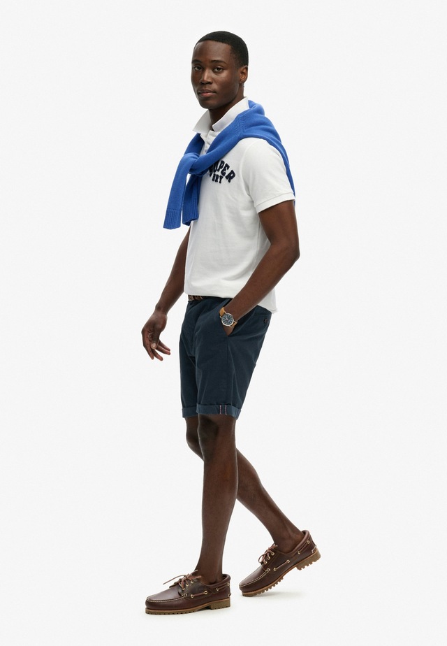 Superdry Chinoshorts »PREMIUM REGULAR CHINO SHORT« aus Baumwollmischung mit Elasthan, Relaxed Fit, unifarben, knielang