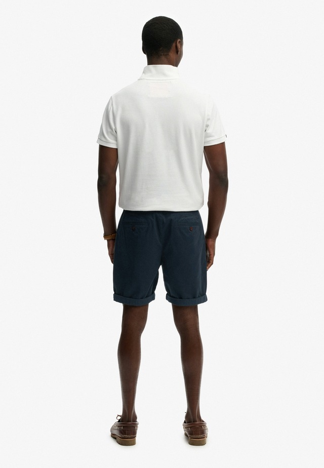 Superdry Chinoshorts »PREMIUM REGULAR CHINO SHORT« aus Baumwollmischung mit Elasthan, Relaxed Fit, unifarben, knielang