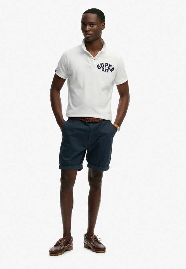 Superdry Chinoshorts »PREMIUM REGULAR CHINO SHORT« aus Baumwollmischung mit Elasthan, Relaxed Fit, unifarben, knielang