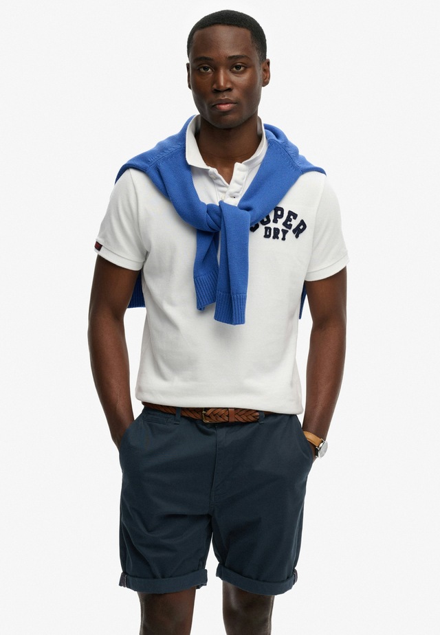 Superdry Chinoshorts »PREMIUM REGULAR CHINO SHORT« aus Baumwollmischung mit Elasthan, Relaxed Fit, unifarben, knielang