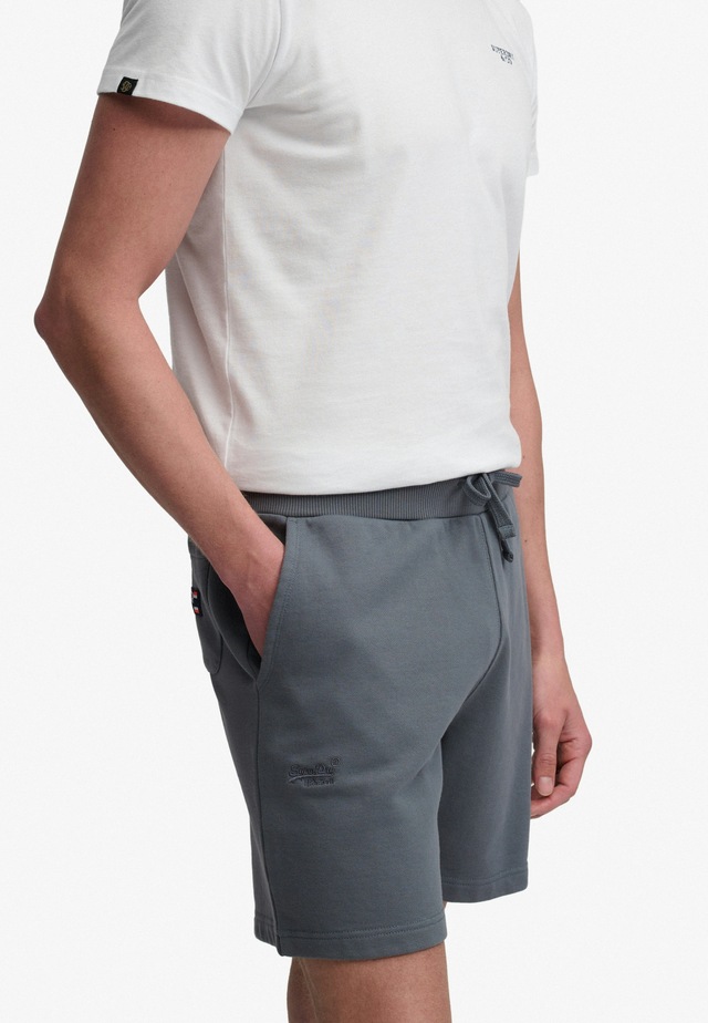 Superdry Sweatshorts »ESSENTIAL LOGO CLASSIC SHORT« Relaxed Fit, mit Gummizug, knielange Form, unifarben