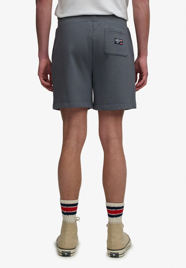 Superdry Sweatshorts »ESSENTIAL LOGO CLASSIC SHORT« Relaxed Fit, mit Gummizug, knielange Form, unifarben