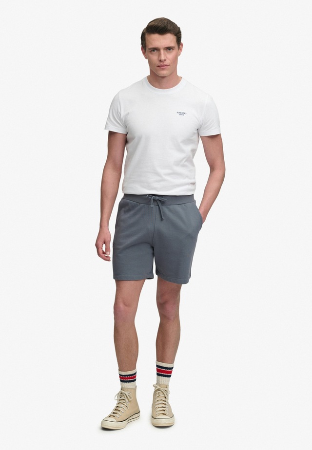 Superdry Sweatshorts »ESSENTIAL LOGO CLASSIC SHORT« Relaxed Fit, mit Gummizug, knielange Form, unifarben