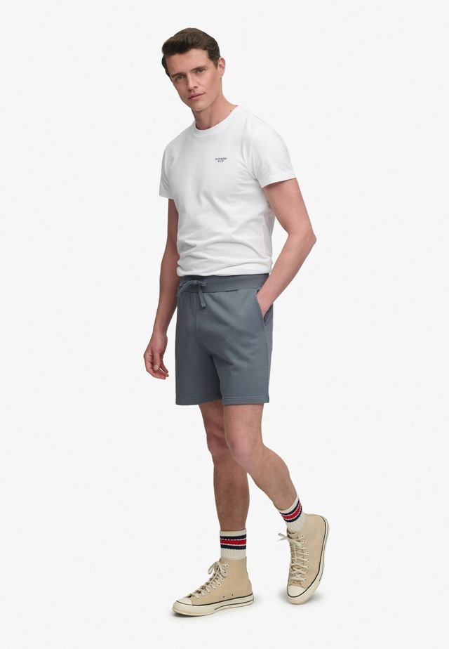 Superdry Sweatshorts »ESSENTIAL LOGO CLASSIC SHORT« Relaxed Fit, mit Gummizug, knielange Form, unifarben
