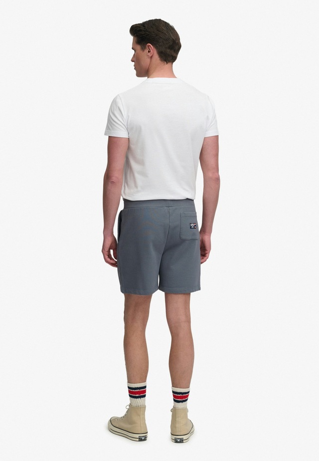 Superdry Sweatshorts »ESSENTIAL LOGO CLASSIC SHORT« Relaxed Fit, mit Gummizug, knielange Form, unifarben