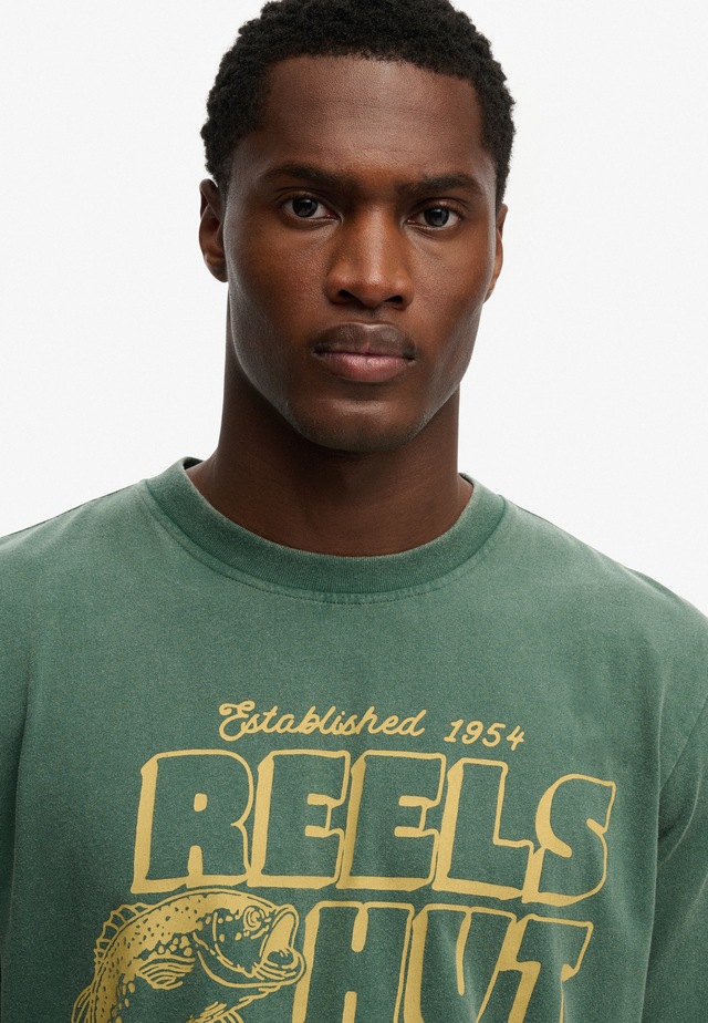Superdry Rundhalsshirt »ROADSIDE TRADE LOOSE TEE« Loose Fit, aus Baumwolle und Single Jersey, mit Druck, pflegeleicht