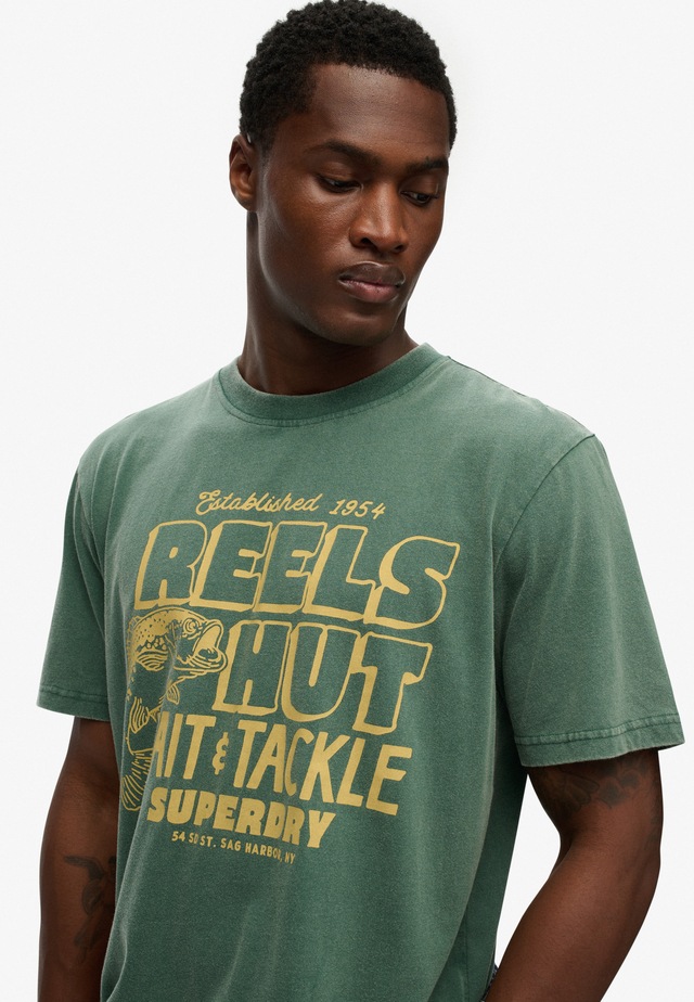 Superdry Rundhalsshirt »ROADSIDE TRADE LOOSE TEE« Loose Fit, aus Baumwolle und Single Jersey, mit Druck, pflegeleicht