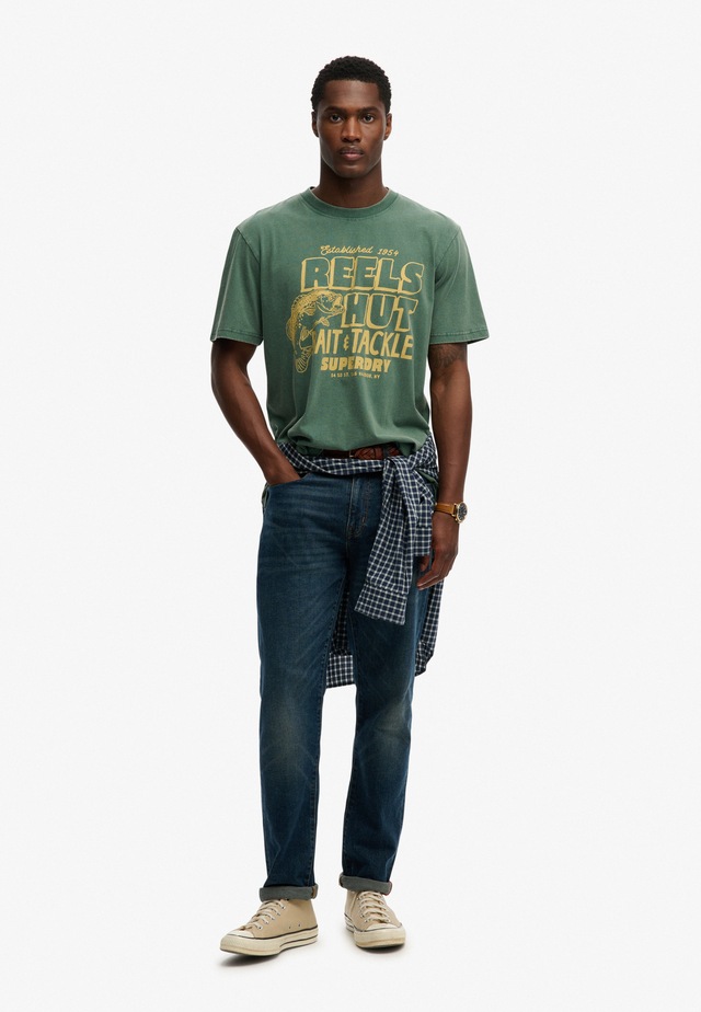 Superdry Rundhalsshirt »ROADSIDE TRADE LOOSE TEE« Loose Fit, aus Baumwolle und Single Jersey, mit Druck, pflegeleicht