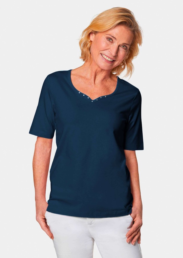 GOLDNER Langarm-Poloshirt »Kurzgröße Halbarm Basic-Shirt aus Baumwolle« Ausschnitt in Herzform mit Schmucksteinen verziert