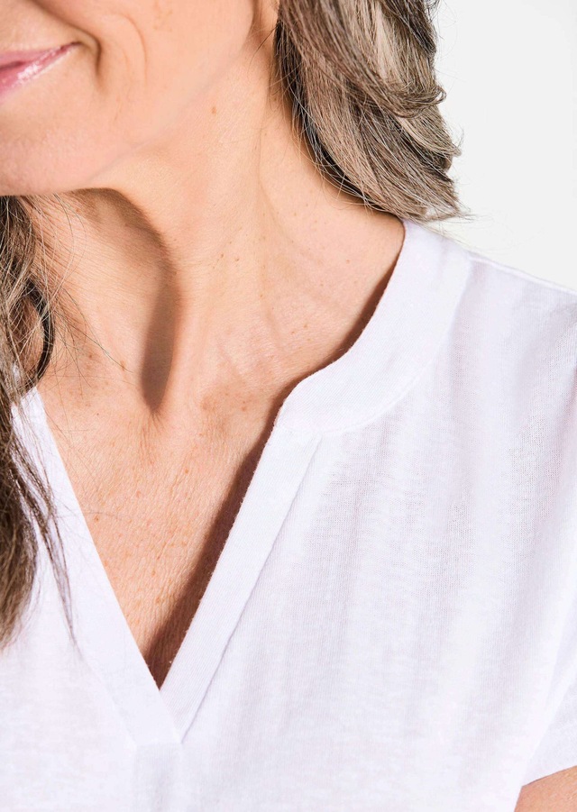 GOLDNER Kurzarmshirt »Kurzgröße Luftiges Basicshirt mit V-Ausschnitt« Sonstige