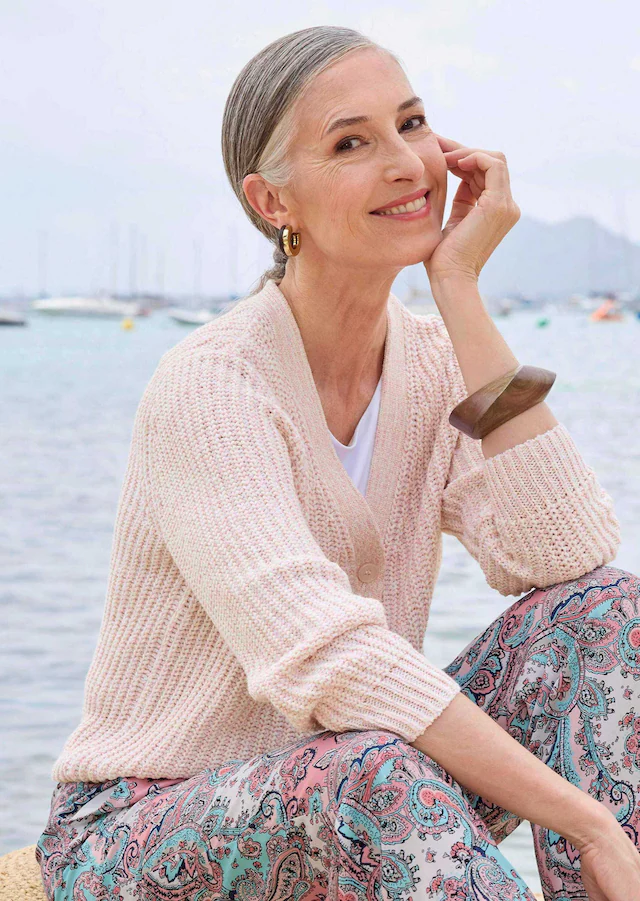 GOLDNER Strickjacke »Kurzgröße Langarm Strickjacke mit V-Ausschnitt« Knopfleiste