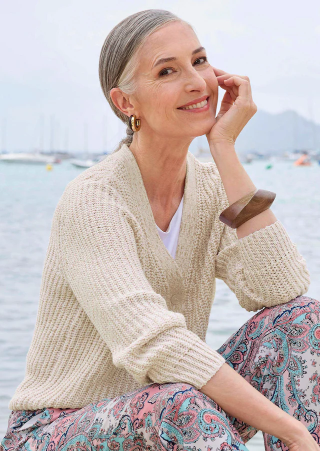 GOLDNER Strickjacke »Kurzgröße Langarm Strickjacke mit V-Ausschnitt« Knopfleiste