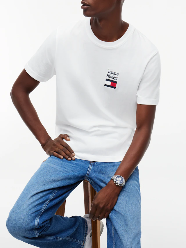 Tommy Hilfiger T-Shirt »BRAND LOVE TEXT STACK« Regular fit mit Rundhalsausschnitt