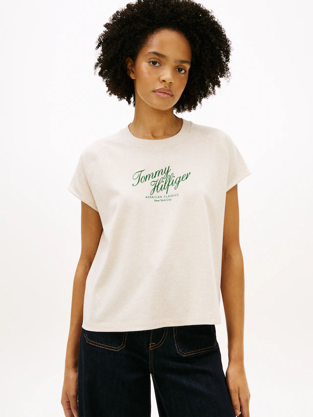 Tommy Hilfiger Kurzarmshirt »SEASONAL SCRIPT CAP SLV TEE« mit Raglanärmeln, Relaxed Fit