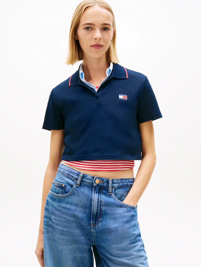 Tommy Jeans Poloshirt »TJW CRP BADGE SHORT SLEEVE POLO« mit verkürztem Schnitt, Boxy Fit