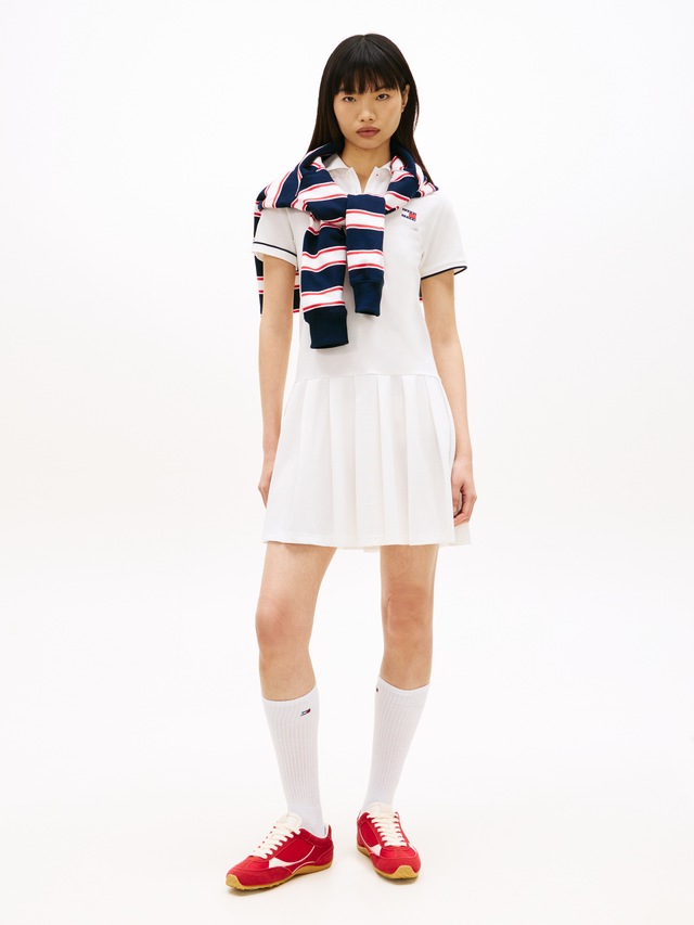 Tommy Jeans Polokleid »TJW BADGE PLEAT PIQUE DRESS EXT« mit Kontrastdetails, entspannte Passform