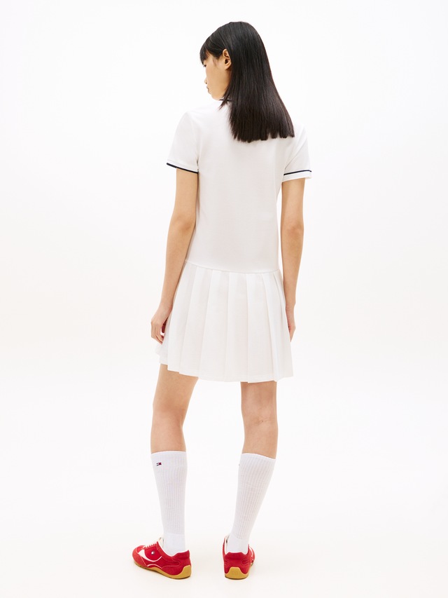 Tommy Jeans Polokleid »TJW BADGE PLEAT PIQUE DRESS EXT« mit Kontrastdetails, entspannte Passform