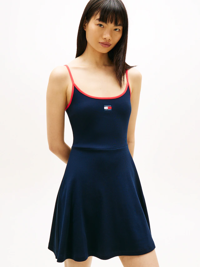 Tommy Jeans Spaghettikleid »TJW F&F STRAPPY BADGE DRESS« Fit and Flare, gerippt, mit Kontrastdetails