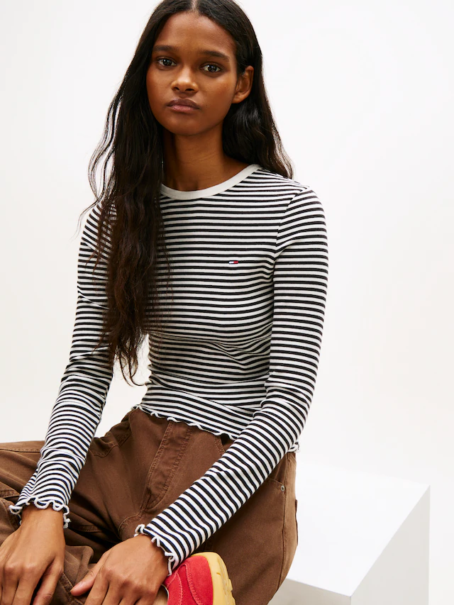 Tommy Jeans Langarmshirt »TJW SLIM SH LETTUCE EDGE RIB LS« mit gerippter Struktur, gewellter Saum