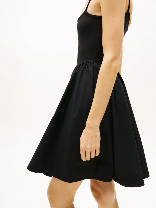 Tommy Jeans Spaghettikleid »TJW RIB POPLIN MIX STRAPPY DRESS« Eingrifftaschen Super Slim mit Falten am Rock
