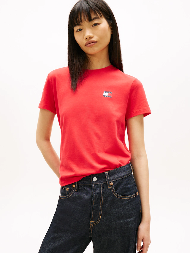 Tommy Jeans Kurzarmshirt »TJW REG WAVY FLAG SS TEE EXT« Tommy Flag-Badge auf Brust, Jersey aus reiner Baumwolle