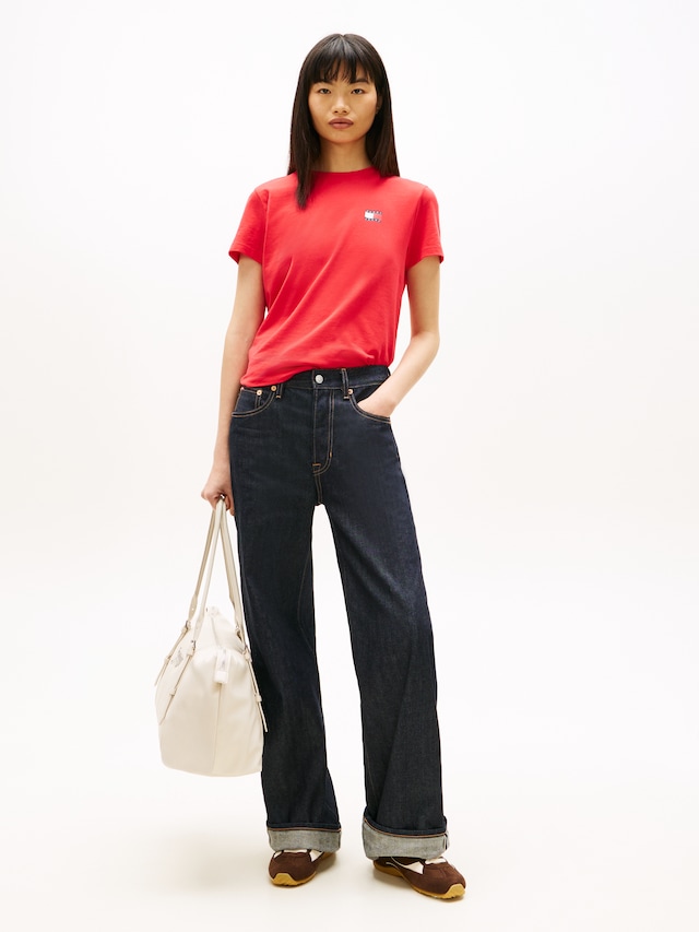 Tommy Jeans Kurzarmshirt »TJW REG WAVY FLAG SS TEE EXT« Tommy Flag-Badge auf Brust, Jersey aus reiner Baumwolle