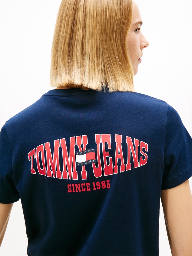 Tommy Jeans Kurzarmshirt »TJW REG WAVY FLAG SS TEE EXT« Tommy Flag-Badge auf Brust, Jersey aus reiner Baumwolle