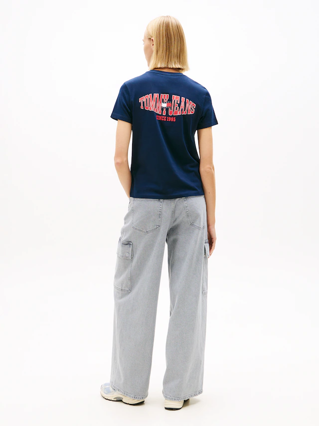 Tommy Jeans Kurzarmshirt »TJW REG WAVY FLAG SS TEE EXT« Tommy Flag-Badge auf Brust, Jersey aus reiner Baumwolle
