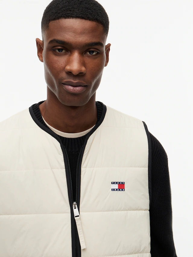 Tommy Jeans Steppweste »TJM HERITAGE FLAG QUILTED« Underliner Regular fit mit Rundhalsausschnitt