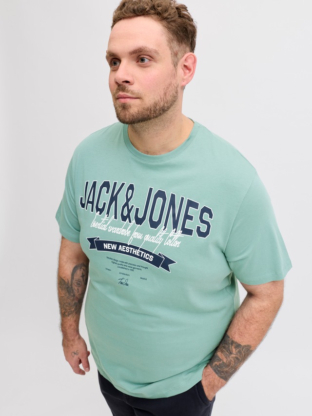 Jack & Jones PlusSize Rundhalsshirt »JJELOGO TEE SS O-NECK 2 COL SS26 SN PLS« mit auffälligem Print