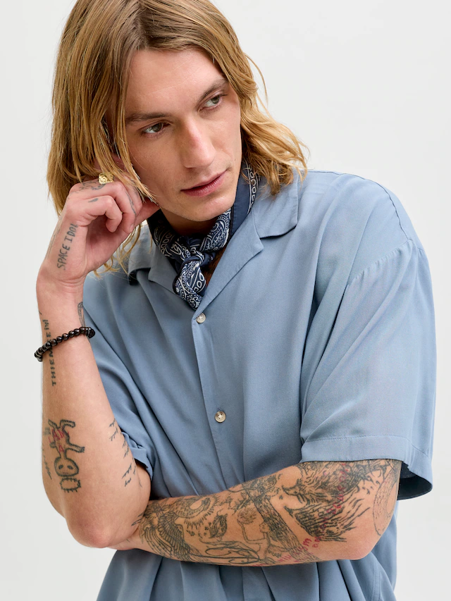 Jack & Jones Kurzarmhemd »JJEJEFF RESORT SOLID SHIRT SS SN« Viskose, loose fit