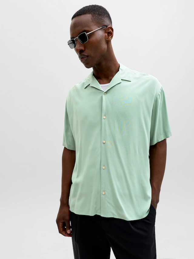 Jack & Jones Kurzarmhemd »JJEJEFF RESORT SOLID SHIRT SS SN« Viskose, loose fit