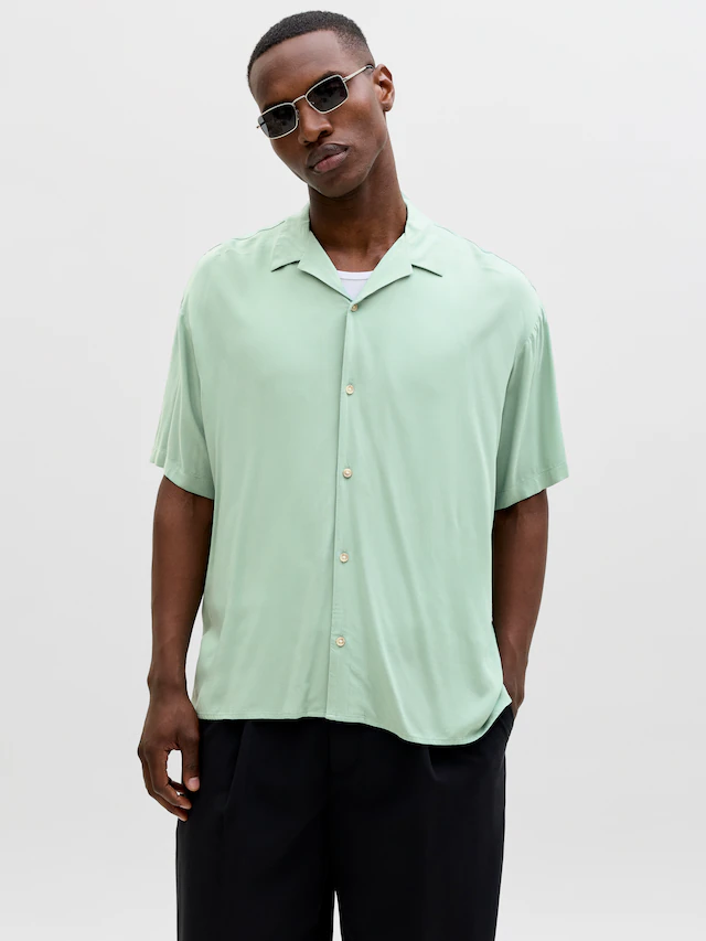 Jack & Jones Kurzarmhemd »JJEJEFF RESORT SOLID SHIRT SS SN« Viskose, loose fit