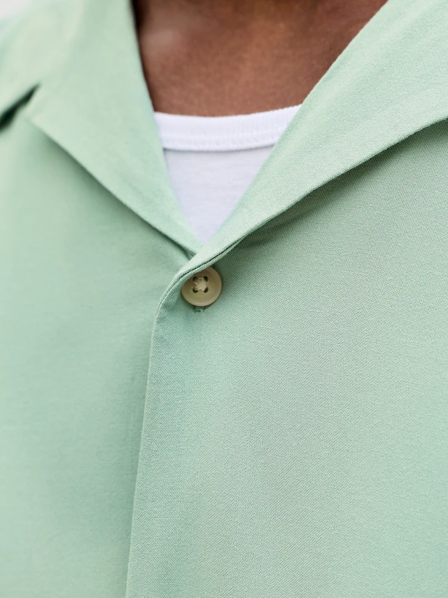 Jack & Jones Kurzarmhemd »JJEJEFF RESORT SOLID SHIRT SS SN« Viskose, loose fit