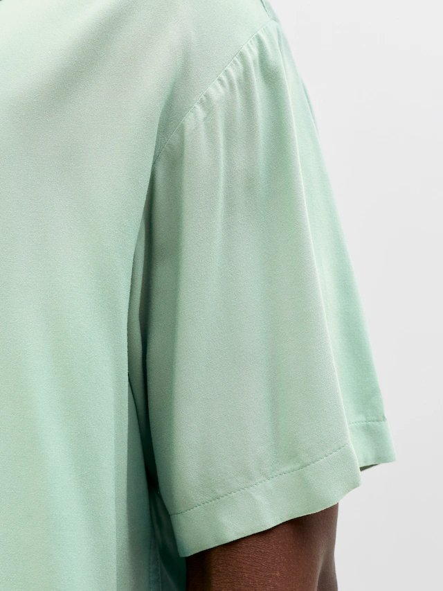 Jack & Jones Kurzarmhemd »JJEJEFF RESORT SOLID SHIRT SS SN« Viskose, loose fit