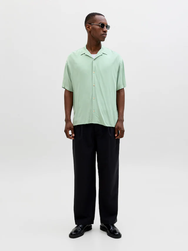 Jack & Jones Kurzarmhemd »JJEJEFF RESORT SOLID SHIRT SS SN« Viskose, loose fit