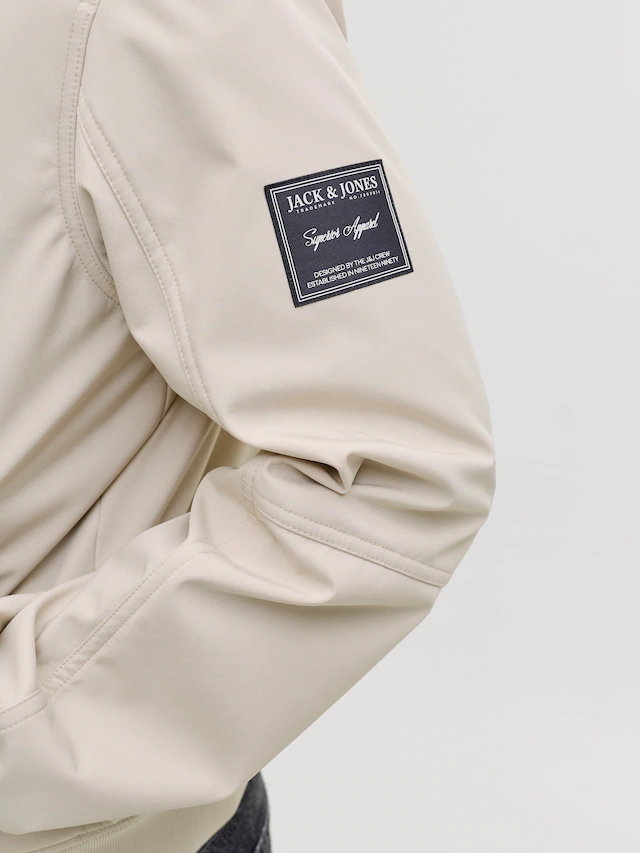 Jack & Jones Softshelljacke »JJEPARKER SOFTSHELL BOMBER SN« Softshelljacke, aus Polyester, modischer Fit, mit Brust-Reißverschluss