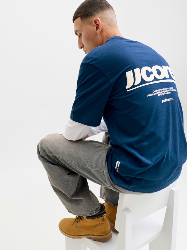 Jack & Jones T-Shirt »JCOCLUB BACK TEXT PRNT TEE SS CREW SN« mit Print
