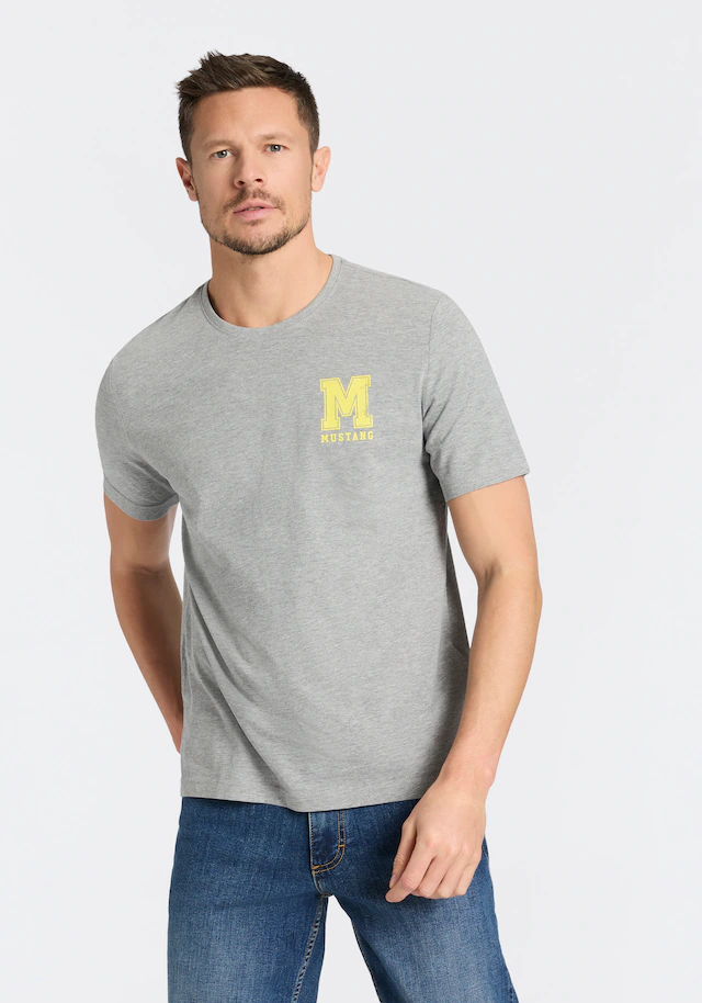 MUSTANG Rundhalsshirt »Alex Logo Brust« normale Passform, Kurzarm-Design, lässiger Stil