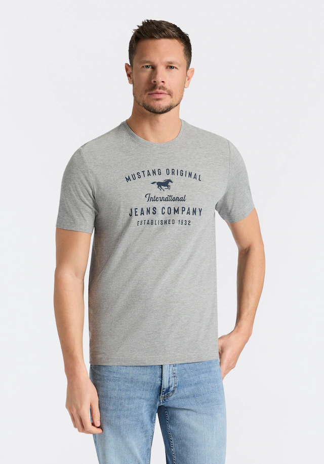 MUSTANG Rundhalsshirt »Alex Logoprint uni« normale Passform, Kurzarm-Design MUSTANG Rundhalsshirt »Alex Logoprint uni« normale Passform, Kurzarm-Design