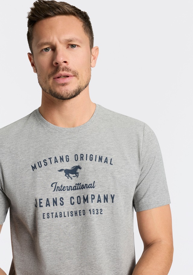 MUSTANG Rundhalsshirt »Alex Logoprint uni« normale Passform, Kurzarm-Design