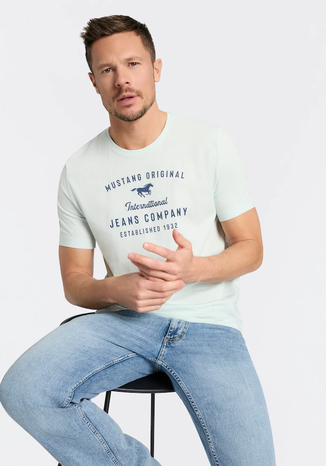 MUSTANG Rundhalsshirt »Alex Logoprint uni« normale Passform, Kurzarm-Design