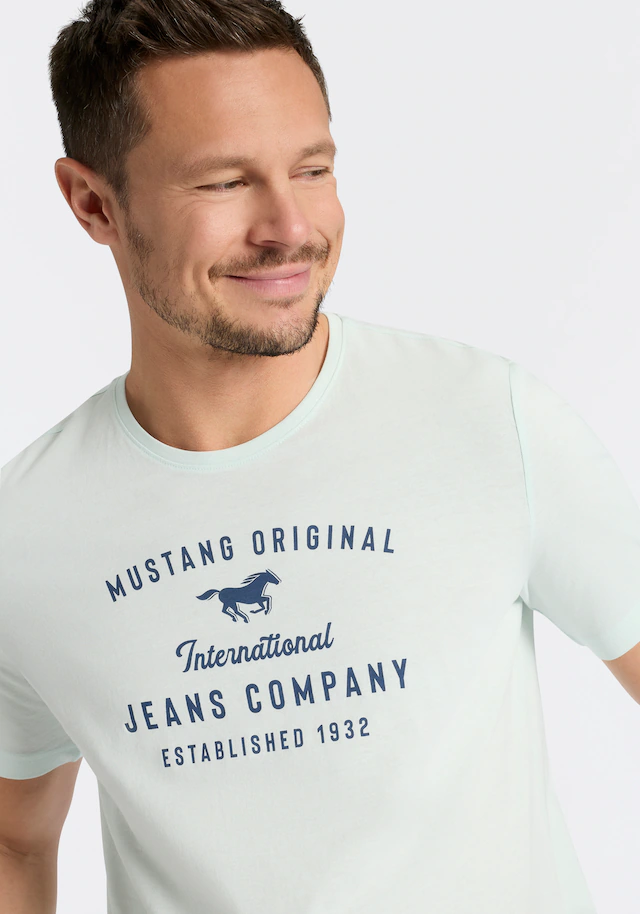 MUSTANG Rundhalsshirt »Alex Logoprint uni« normale Passform, Kurzarm-Design