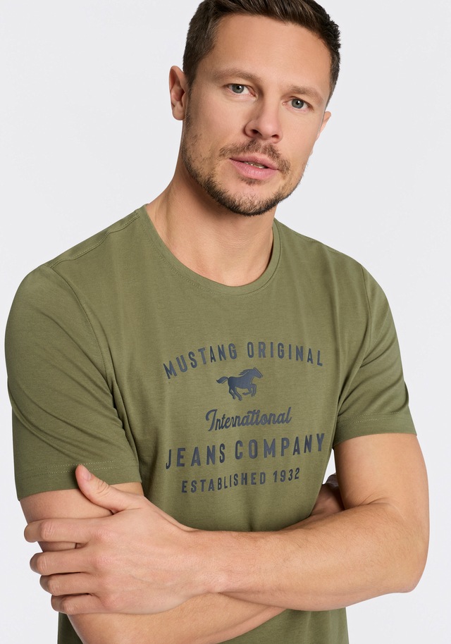 MUSTANG Rundhalsshirt »Alex Logoprint uni« normale Passform, Kurzarm-Design