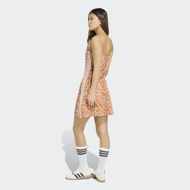 adidas Sportswear Shirtkleid »SEASONAL ESSENTIALS MIT LEOPARDENPRINT UND 3-STREIFEN«