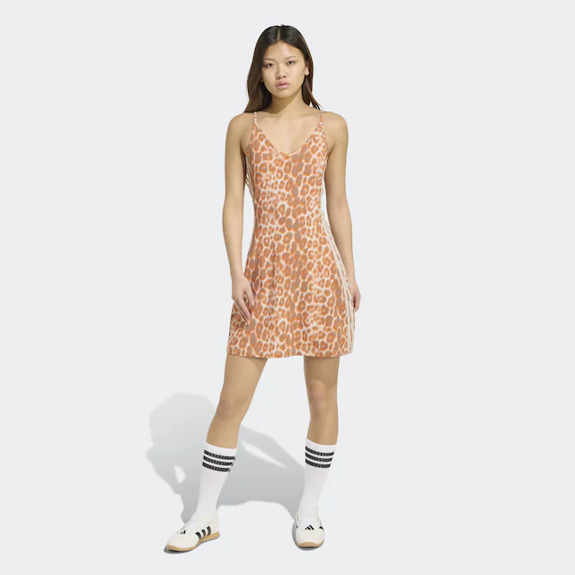 adidas Sportswear Shirtkleid »SEASONAL ESSENTIALS MIT LEOPARDENPRINT UND 3-STREIFEN«