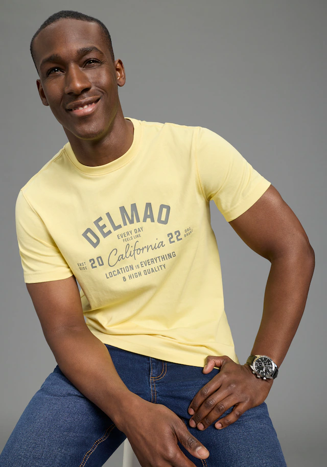 DELMAO Rundhalsshirt »Neue Kollektion!« normale Passform, kurzarm, bedruckt, mit Rundhalsausschnitt