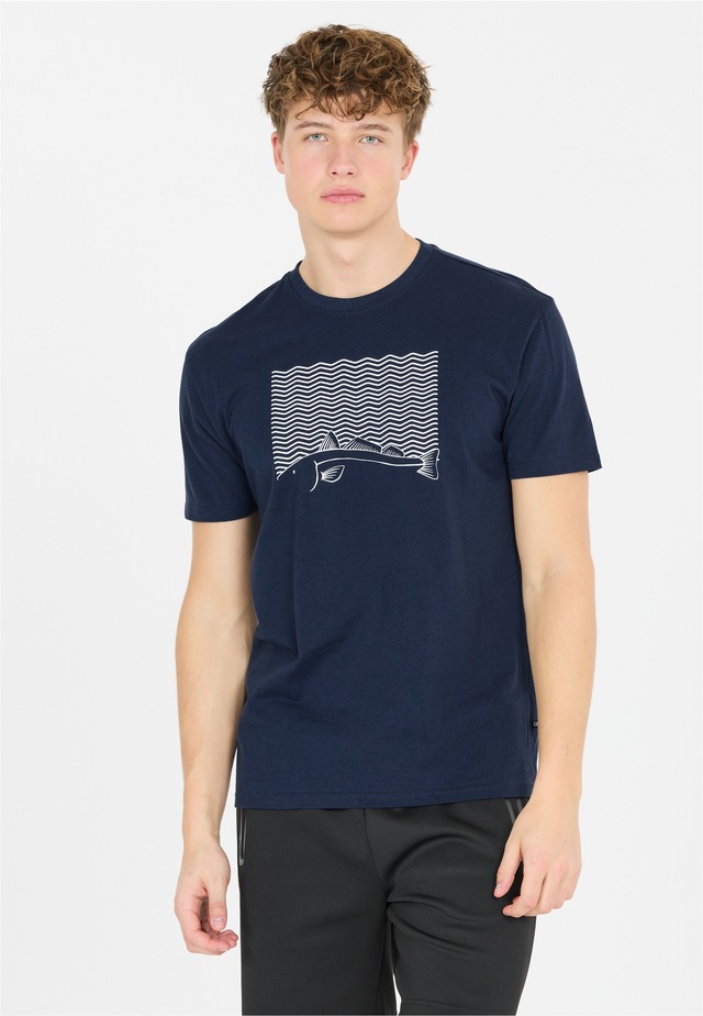 CRUZ T-Shirt »Gander« aus atmungsaktiver Baumwolle mit modischem Print